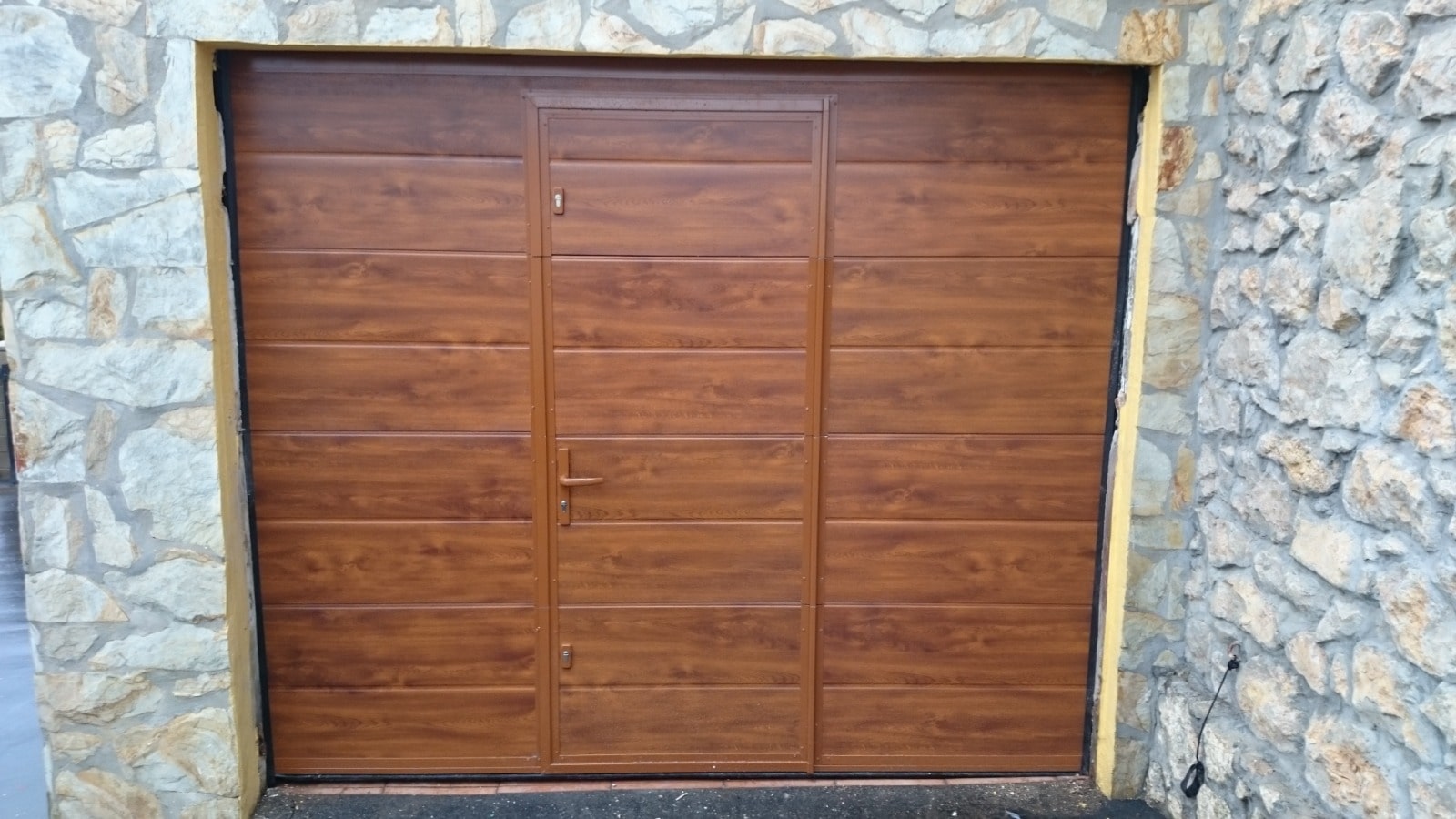 Puerta Seccional Imitación Madera con Peatonal